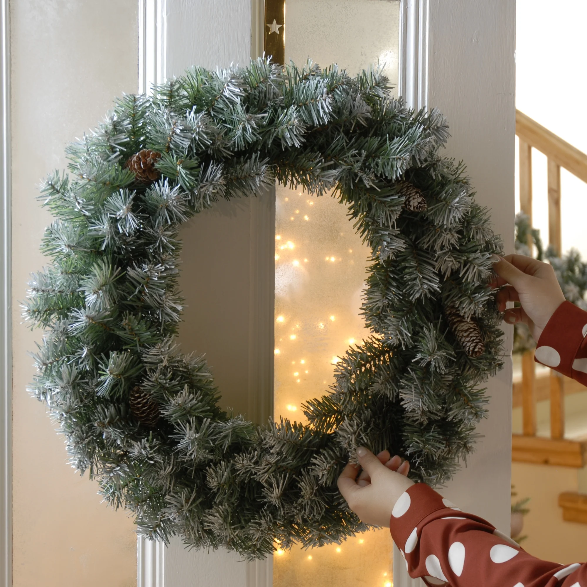 60cm Frosted Christmas Wreath with Pinecones - Image 3