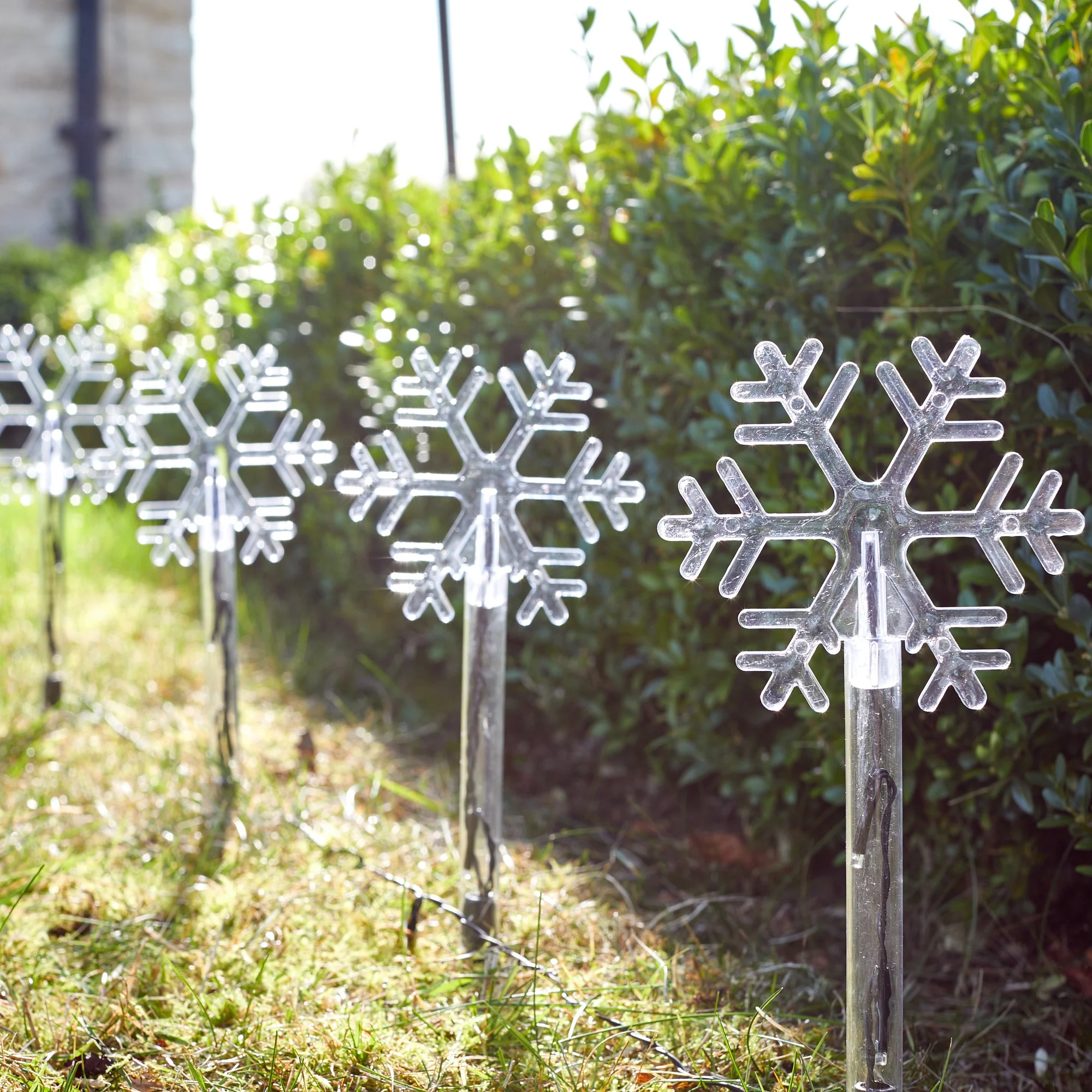 Set of 8 Festive Snowflake Christmas Pathfinder Stake Lights - Image 4